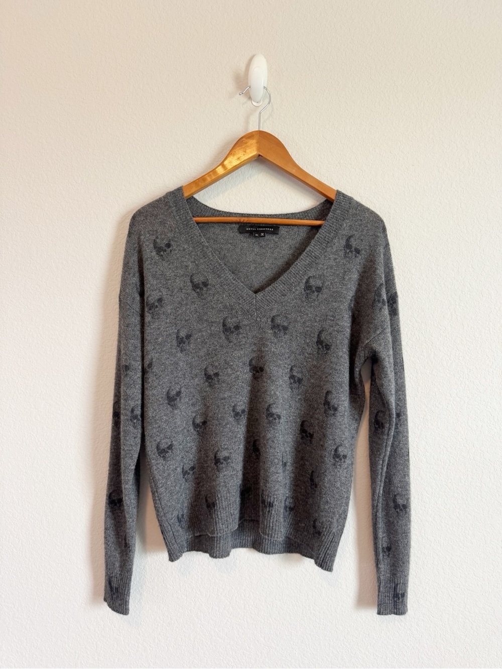 Skull Cashmere Charcoal Gray Mini Skull Riley V Neck 100% Cashmere Sweater XS